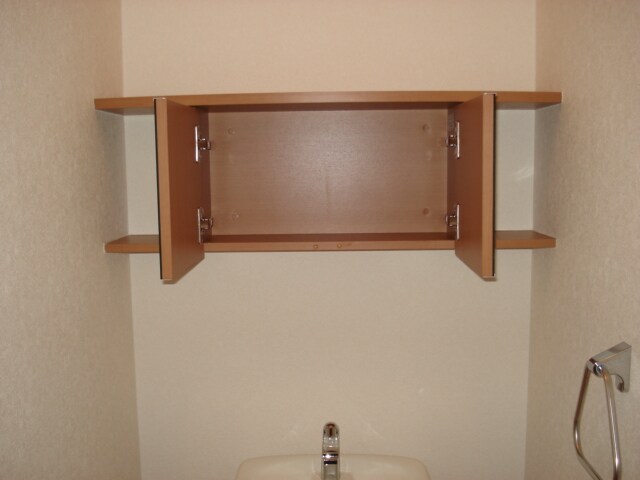 物件内観写真23　(トイレ収納棚)