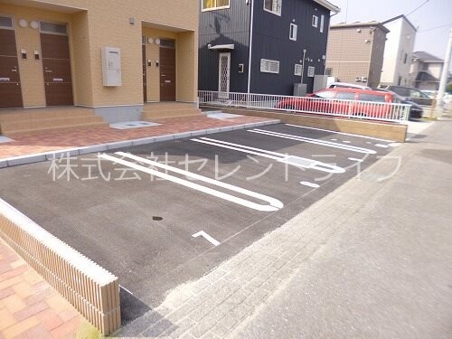 物件内観写真4　(敷地内駐車場)