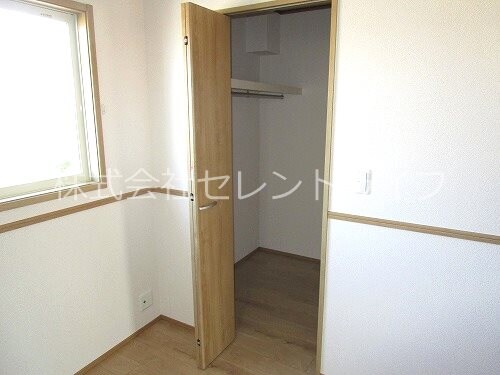 物件内観写真28　(ウォークインクローゼット内部)