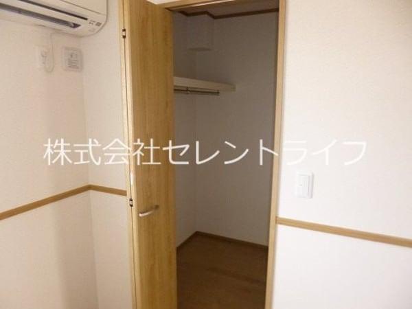 収納(洋室：ウォークインクローゼット内部（左側）)