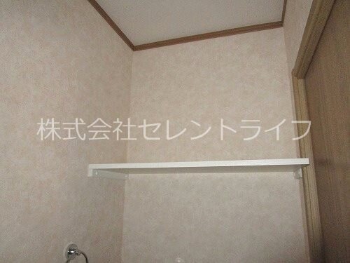 物件内観写真33　(トイレ内収納棚)