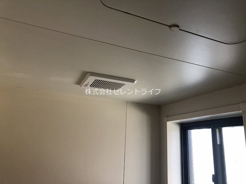 物件内観写真14　(浴室換気扇・小窓付き)