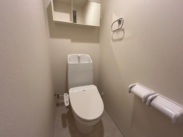 物件内観写真4　(シャワー付トイレ)