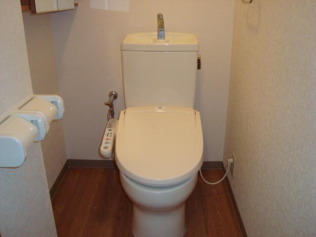 物件内観写真4　(シャワー付トイレ)