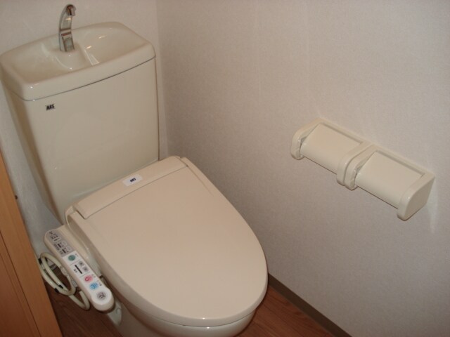 物件内観写真4　(シャワー付トイレ)