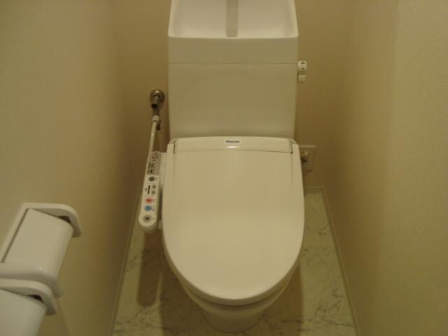 物件内観写真4　(シャワー付トイレ)