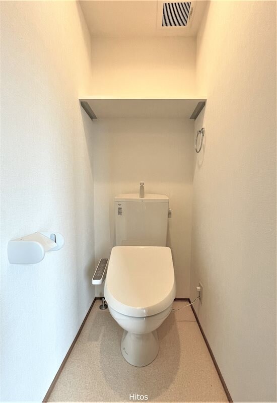 物件内観写真2　(温水洗浄便座付きのトイレです。)