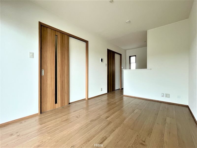 物件内観写真4　(ゆったり10帖のリビングでおくつろぎいただけます。)