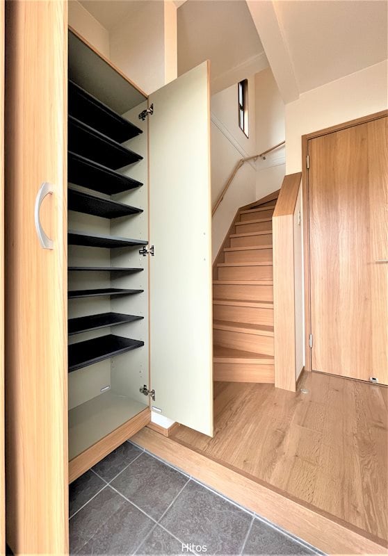 物件内観写真7　(玄関にはたっぷり収納できる下駄箱です。)