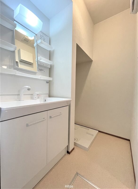 物件内観写真9　(独立洗面化粧台の横には洗濯用防水パンがあります。)