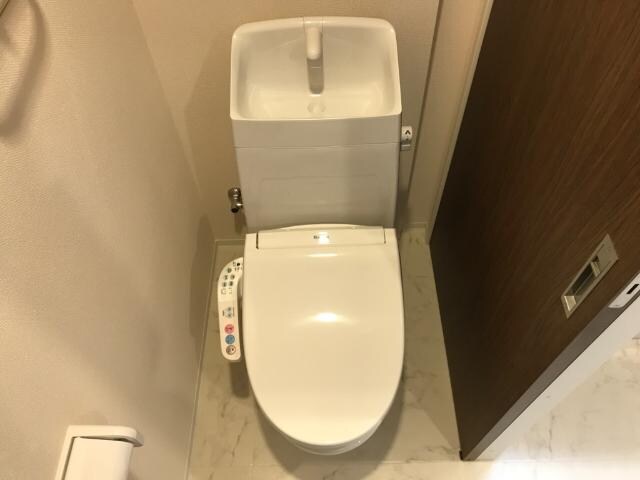 物件内観写真4　(シャワー付トイレ)