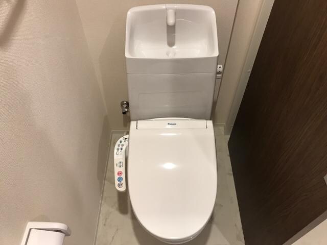 物件内観写真4　(シャワー付トイレ)