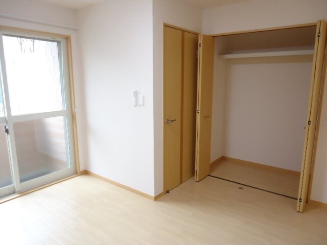 物件内観写真12　(リビング収納)