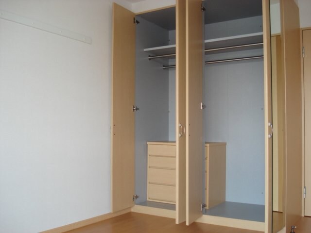 物件内観写真4　(南側洋室収納)