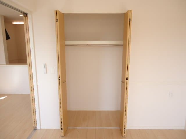 物件内観写真12　(南側洋室収納)