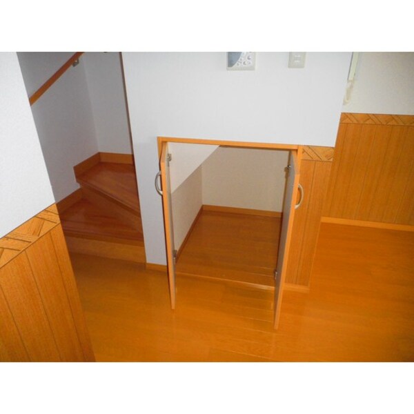 その他(階段下収納)