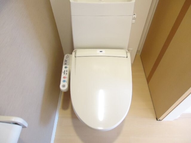 物件内観写真4　(シャワー付トイレ)