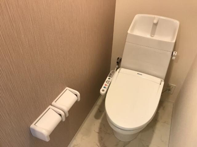 物件内観写真4　(シャワー付トイレ)