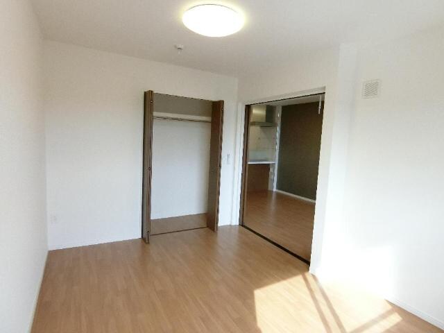 物件内観写真16　(南側洋室)