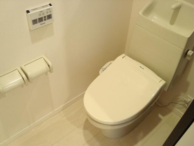 物件内観写真4　(シャワー付トイレ)