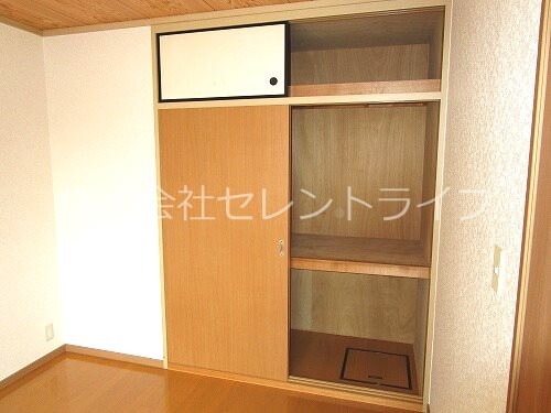 物件内観写真11　(南側洋室押入れ収納内部)