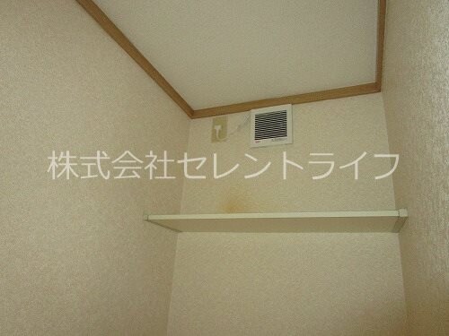 物件内観写真25　(トイレ内収納棚)