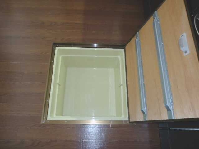 物件内観写真12　(床下収納)