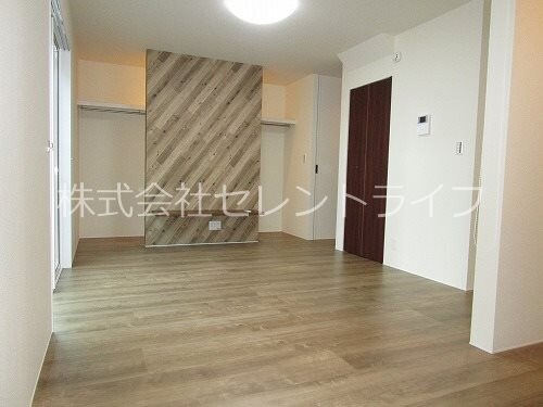 MAROON SQUARE（マルーン スクエア）のリビング(リビング（アクセントクロス）)