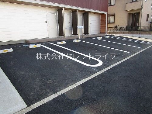 MAROON SQUARE（マルーン スクエア）の駐車場