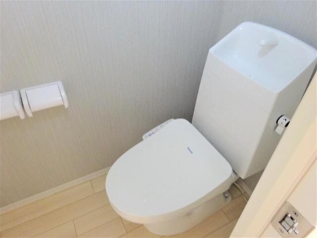 物件内観写真10　(シャワー付トイレ)