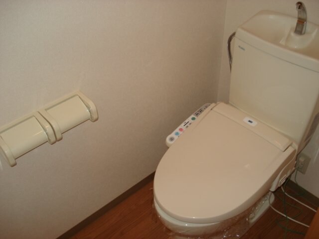 物件内観写真4　(シャワー付トイレ)