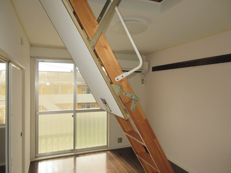 物件内観写真16　(ロフト階段)