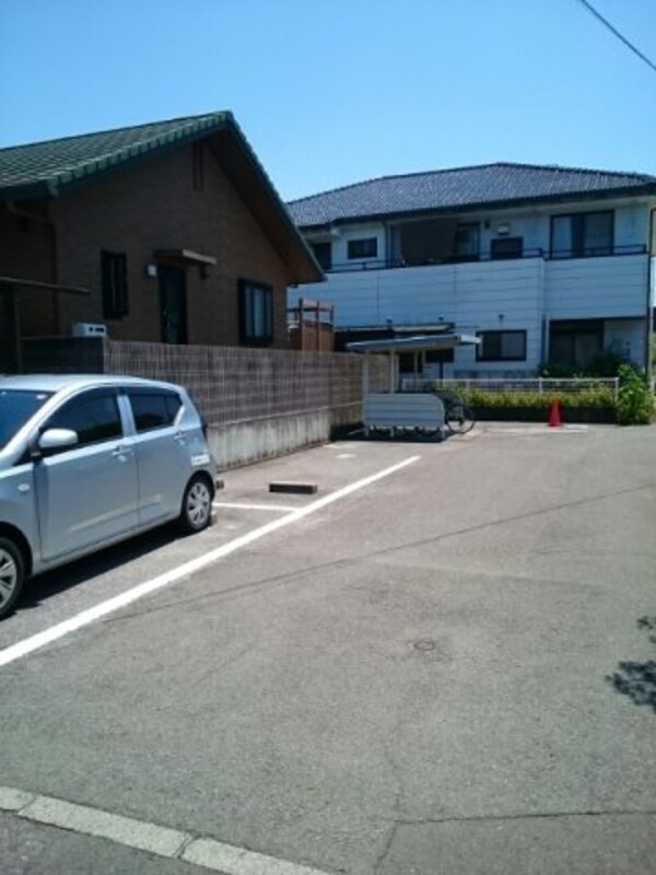 駐車場(車をお持ちの方に嬉しい駐車場付きの物件です)