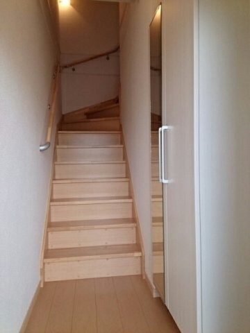 物件内観写真19　(明るい玄関です)