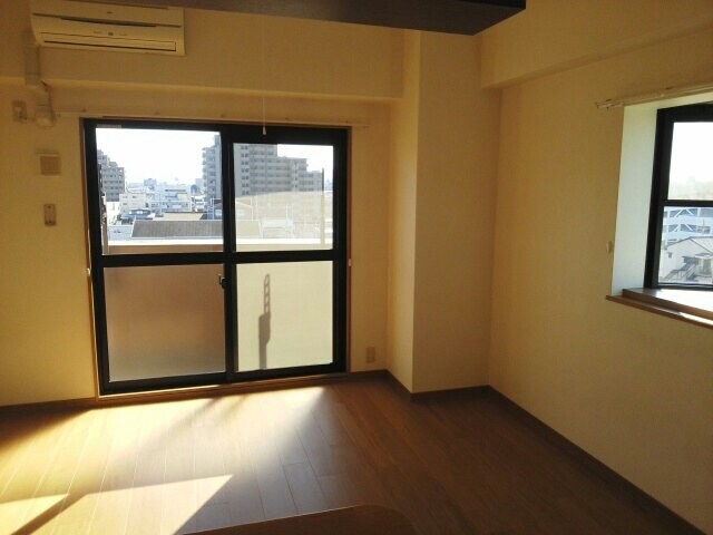 物件内観写真9　(ゆったり過ごせる居間です)