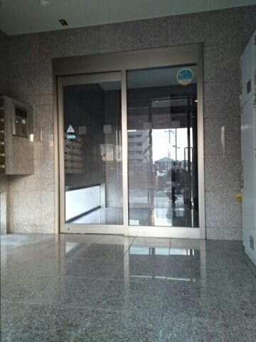 物件外観写真2　(清潔なエントランスです)