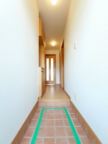 物件内観写真15　(収納もある玄関です)