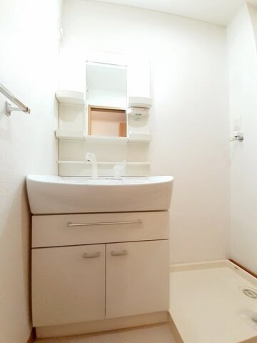 物件内観写真17　(コンパクトで使いやすい洗面所)