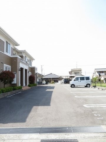 物件外観写真2　(カースペースがあります)