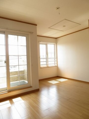 物件内観写真9　(こちらのリビングで趣味の時間をお楽しみください)