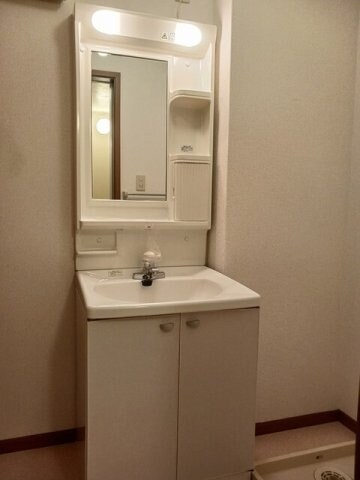 物件内観写真17　(広い洗面スペース)