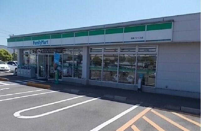 物件外観写真6　(ファミリーマートバイパス店様まで550m)