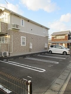 物件外観写真2　(駐車場に車を止められます)