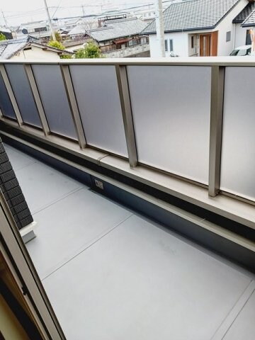 物件内観写真18　(外からの目が気にならないバルコニーで洗濯物が干せます)