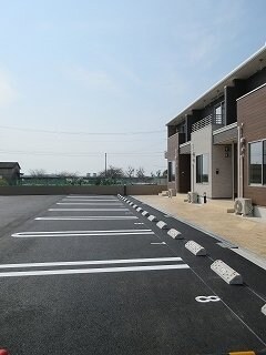 物件外観写真2　(車をお持ちの方に嬉しい駐車場付きの物件です)