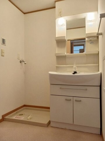 物件内観写真17　(明るい洗面所です)