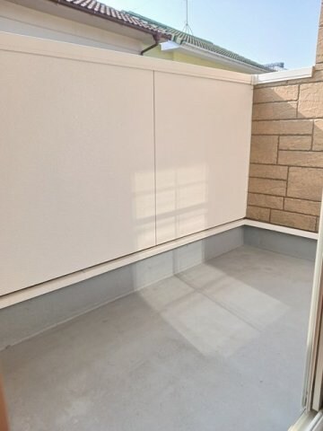 物件内観写真18　(開放的で明るい空間を演出してくれるバルコニーです)