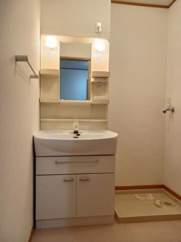 物件内観写真17　(明るい洗面所です)