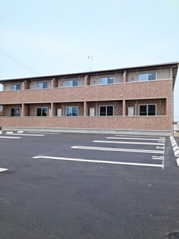 物件外観写真2　(駐車スペースもあります)