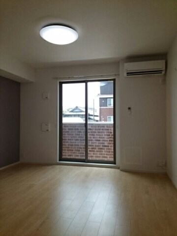 物件内観写真9　(内装は落ち着いています)